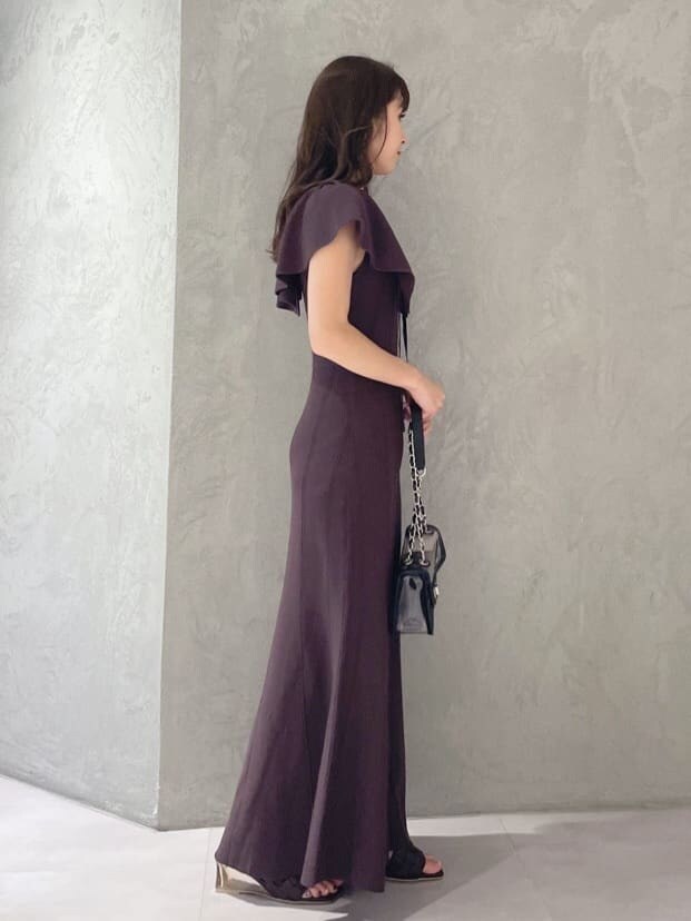 ブラウン系のワンピースを着用したレディースの夏コーディネートの4枚目の写真