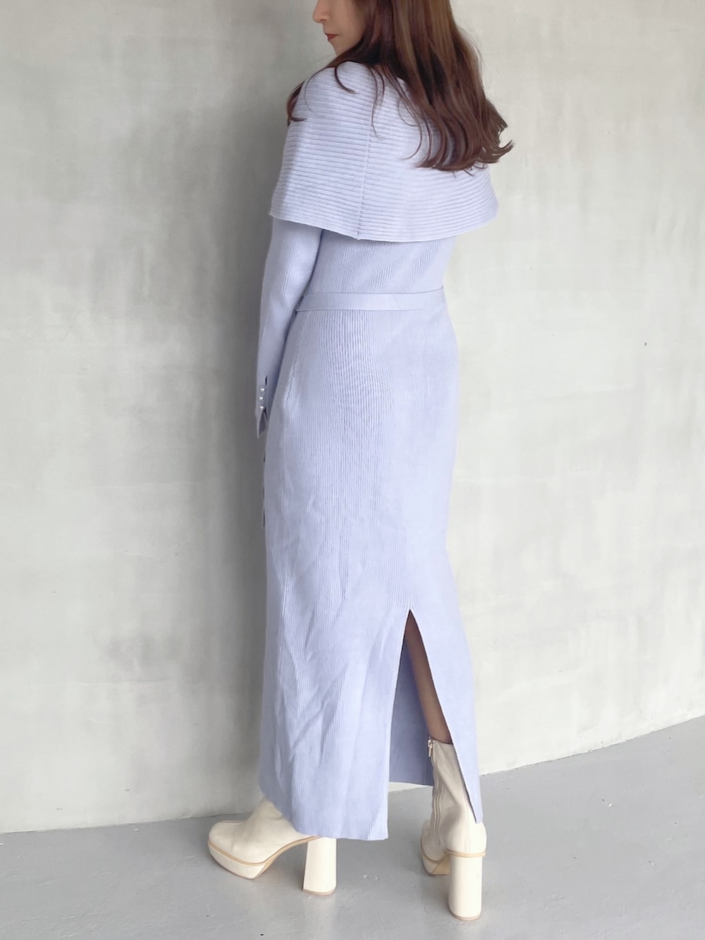 ホワイト系のブーツ、ブルー系のワンピースを着用したレディースの秋コーディネートの4枚目の写真