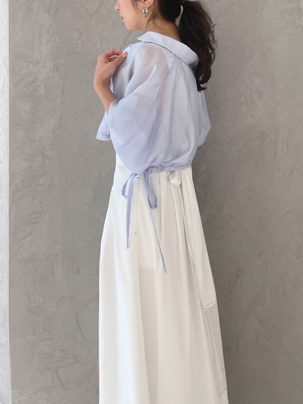 ホワイト系のワンピース、ブルー系のシャツ/ブラウス、シルバー系のサンダルを着用したレディースの春コーディネートの3枚目の写真