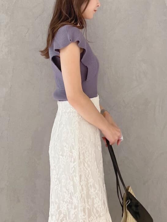 ホワイト系のスカート、グリーン系のサンダル、ブルー系のニット/セーターを着用したレディースの夏コーディネートの3枚目の写真