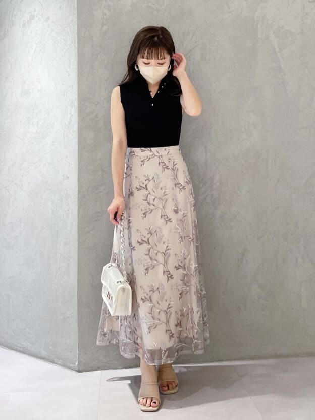 ホワイト系のショルダーバッグ、ブラック系のニット/セーター、ピンク系のスカートを着用したレディースの春コーディネートの7枚目の写真