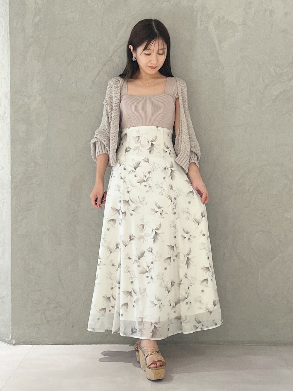 ベージュ系のワンピース、ブラウン系のサンダル、ベージュ系のカーディガン/ボレロを着用したレディースの春コーディネートの5枚目の写真