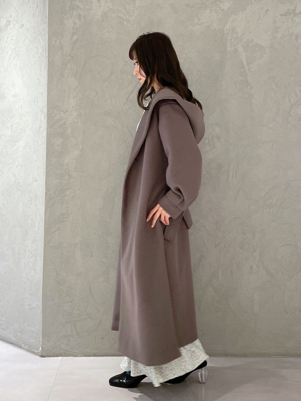 ホワイト系のワンピース、ブラウン系のチェスターコート、ブラック系のブーツを着用したレディースの秋コーディネートの3枚目の写真