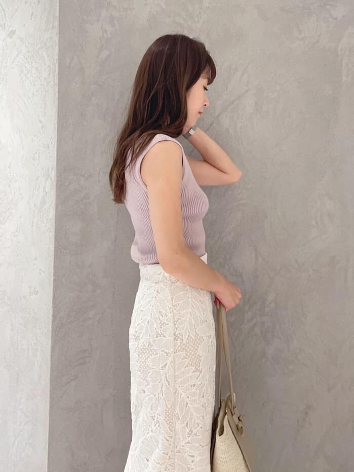 ホワイト系のスカート、ピンク系のニット/セーター、グリーン系のサンダルを着用したレディースの夏コーディネートの3枚目の写真