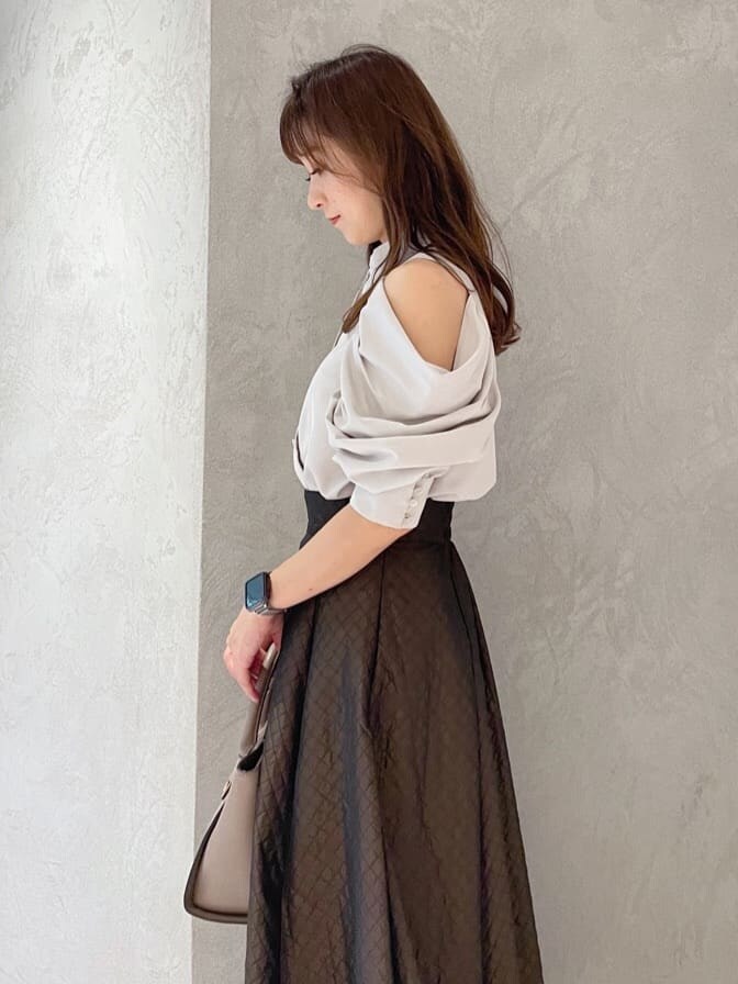 グリーン系のシャツ/ブラウス、ブラウン系のスカート、ブラック系のサンダルを着用したレディースの夏コーディネートの3枚目の写真