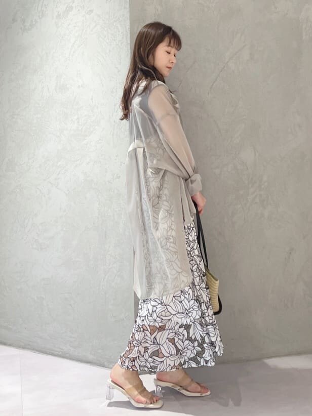 ベージュ系のサンダル、ブラック系のトートバッグ、ベージュ系のシャツ/ブラウスを着用したレディースの春コーディネートの8枚目の写真