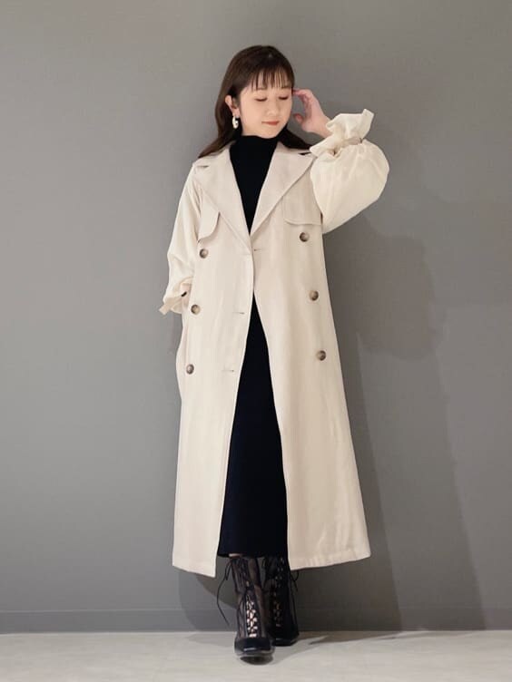 ベージュ系のその他アウター、ブラック系のワンピース、ブラック系のその他シューズを着用したレディースの冬コーディネートの7枚目の写真