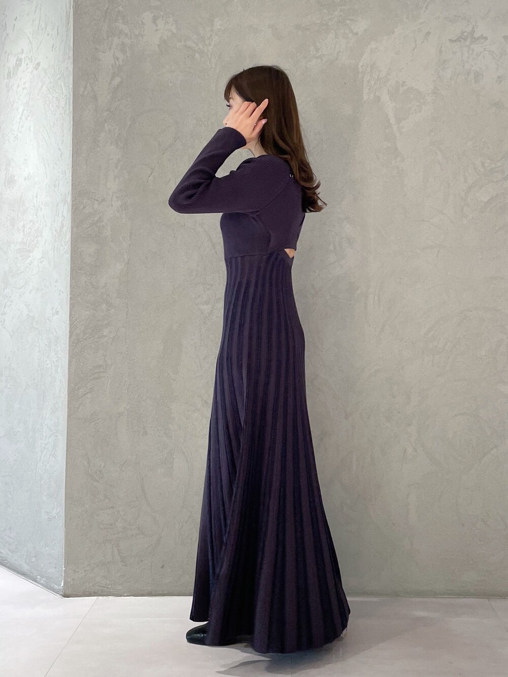 ホワイト系のハンドバッグ、グレー系のワンピースを着用したレディースの春コーディネートの3枚目の写真