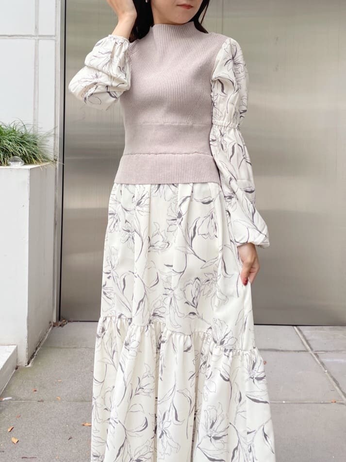 ホワイト系のワンピース、ブラック系のブーツを着用したレディースの秋コーディネートの4枚目の写真