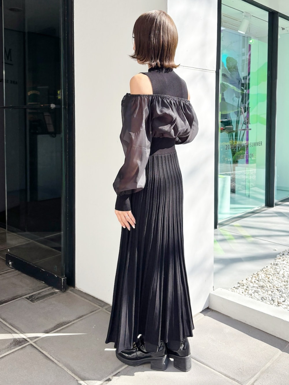 ブラック系のワンピース、ブラック系のブーツを着用したレディースの冬コーディネートの4枚目の写真