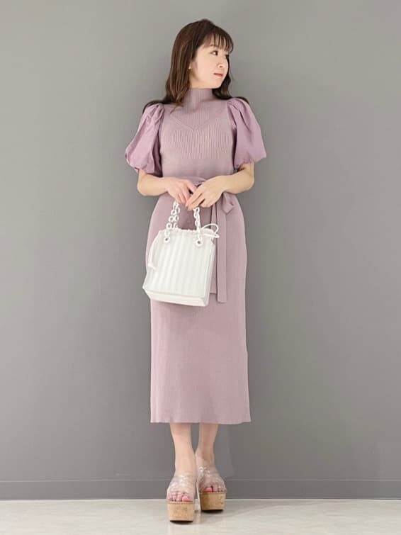 ピンク系のワンピース、ホワイト系のハンドバッグ、その他のサンダルを着用したレディースの春コーディネートの9枚目の写真