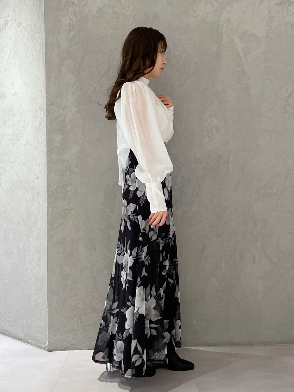 ブラック系のスカート、ホワイト系のシャツ/ブラウスを着用したレディースの冬コーディネートの3枚目の写真