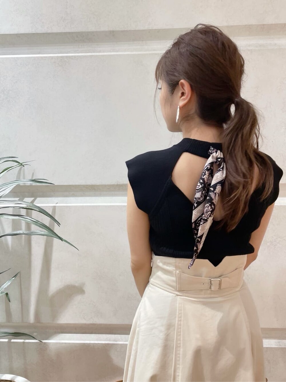 ホワイト系のスカート、ブラック系のニット/セーターを着用したレディースの夏コーディネートの3枚目の写真