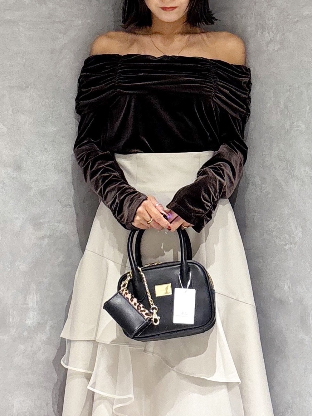 ベージュ系のスカート、ブラウン系のブーツ、ブラウン系のTシャツ/カットソーを着用したレディースの秋コーディネートの6枚目の写真