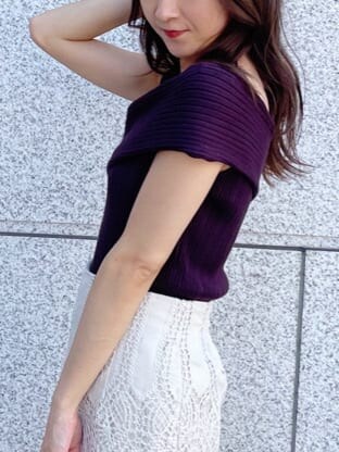 ホワイト系のスカート、ゴールド系のハンドバッグ、ブラック系のその他シューズを着用したレディースの夏コーディネートの4枚目の写真