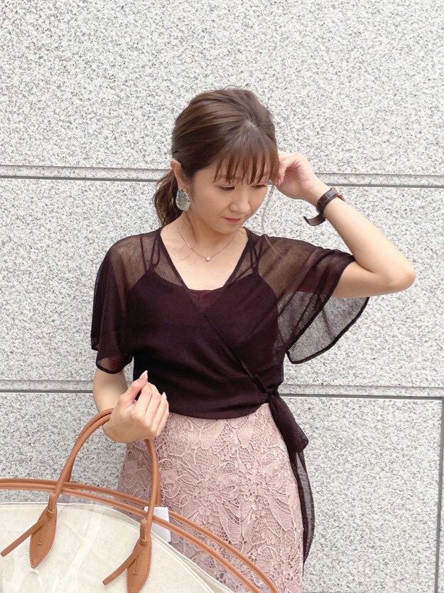 ベージュ系のサンダル、ベージュ系のスカート、ブラウン系のニット/セーターを着用したレディースの夏コーディネートの5枚目の写真