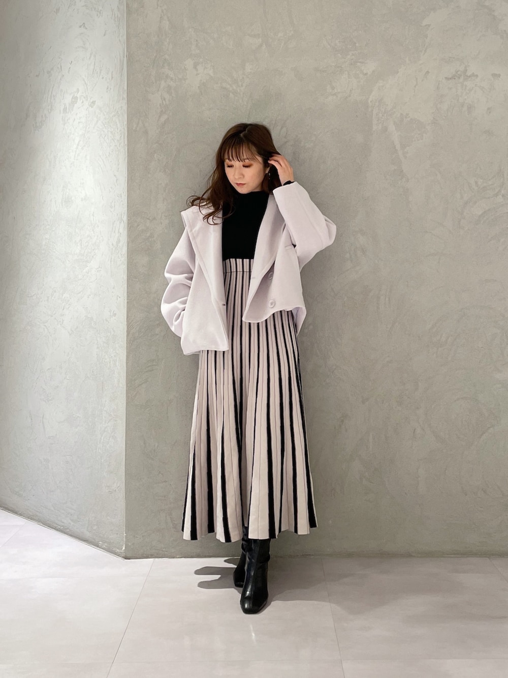 ブラック系のワンピース、グレー系のその他アウター、ブラック系のブーツを着用したレディースの冬コーディネートの8枚目の写真