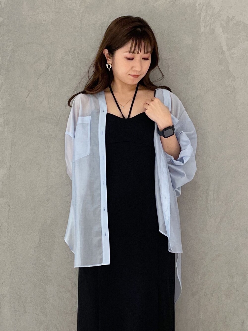 ブラック系のワンピース、ブルー系のシャツ/ブラウス、ブラック系のサンダルを着用したレディースの春コーディネートの5枚目の写真