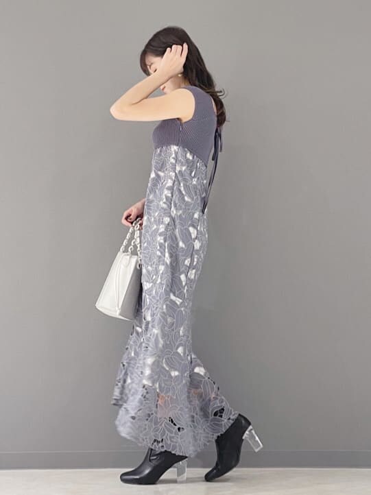 ブラック系のその他シューズ、ホワイト系のハンドバッグ、ブルー系のワンピースを着用したレディースの春コーディネートの6枚目の写真