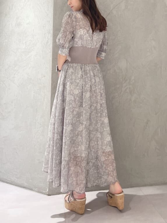 ベージュ系のワンピースを着用したレディースの夏コーディネートの6枚目の写真