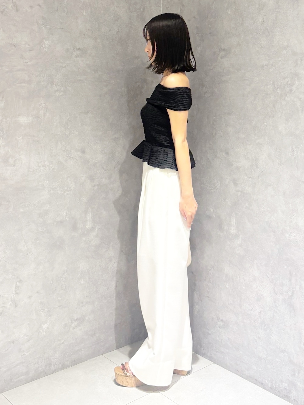 ホワイト系のその他パンツ、ブラウン系のサンダル、ホワイト系のハンドバッグを着用したレディースの春コーディネートの4枚目の写真