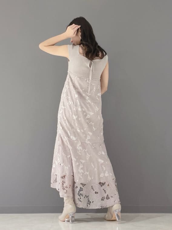 ベージュ系のその他シューズ、イエロー系のショルダーバッグ、ベージュ系のワンピースを着用したレディースの春コーディネートの8枚目の写真