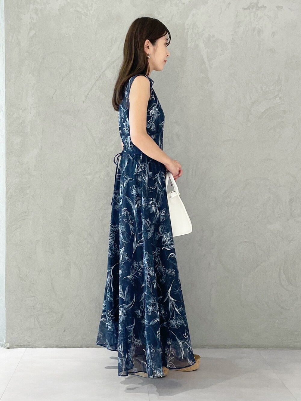 ブラウン系のサンダル、ホワイト系のショルダーバッグ、ブルー系のワンピースを着用したレディースの夏コーディネートの4枚目の写真