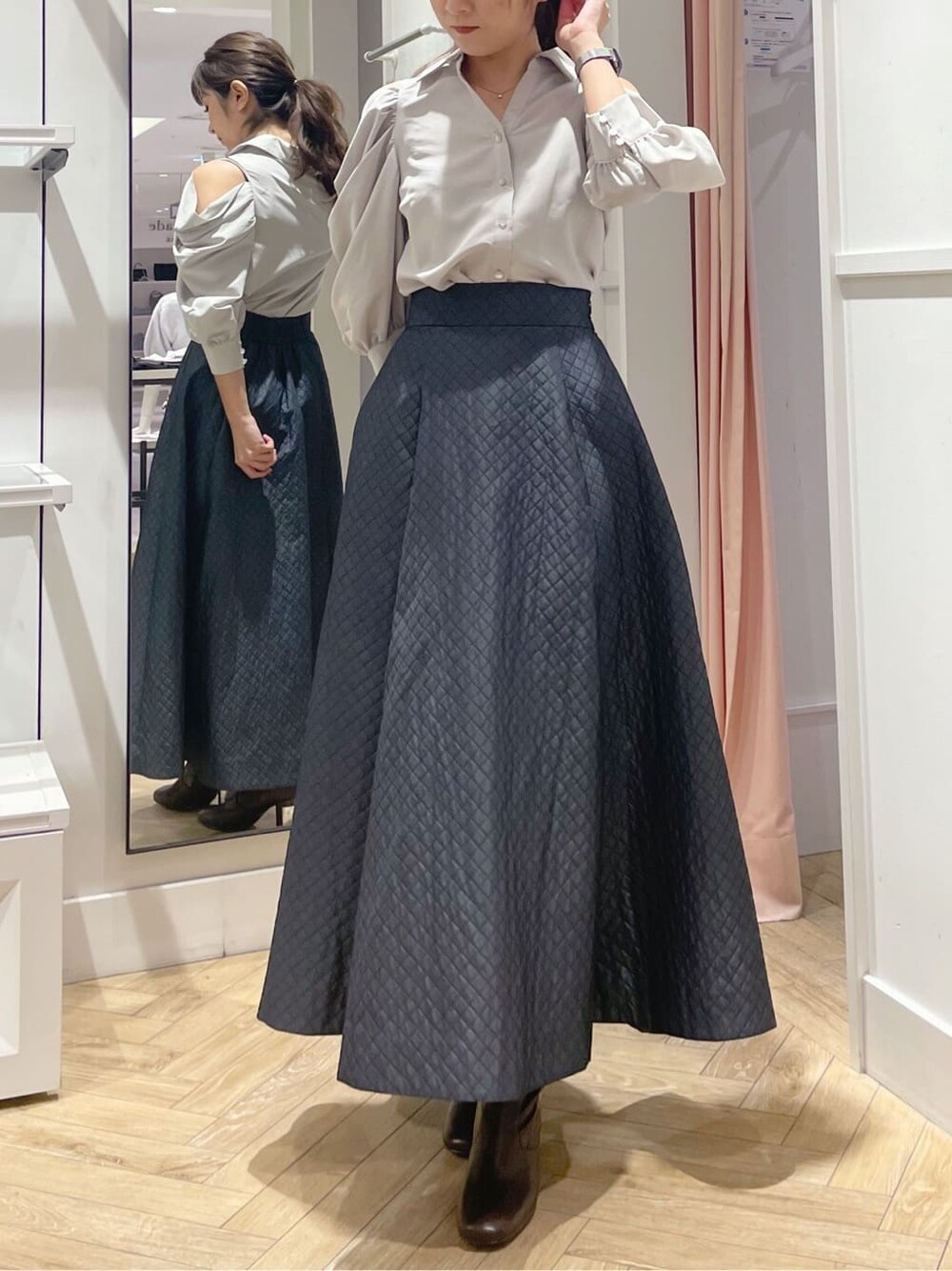 グリーン系のシャツ/ブラウス、グレー系のスカート、ブラウン系のブーツを着用したレディースの秋コーディネートの3枚目の写真