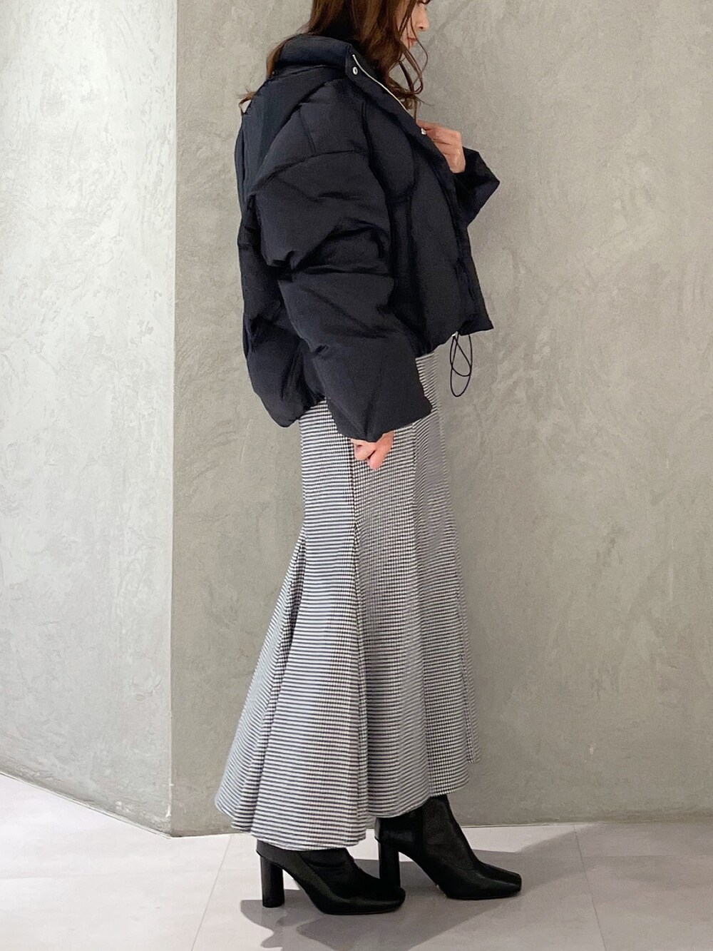 その他のスカート、ブラック系のブーツ、ブラック系のダウンジャケット/コートを着用したレディースの秋コーディネートの2枚目の写真