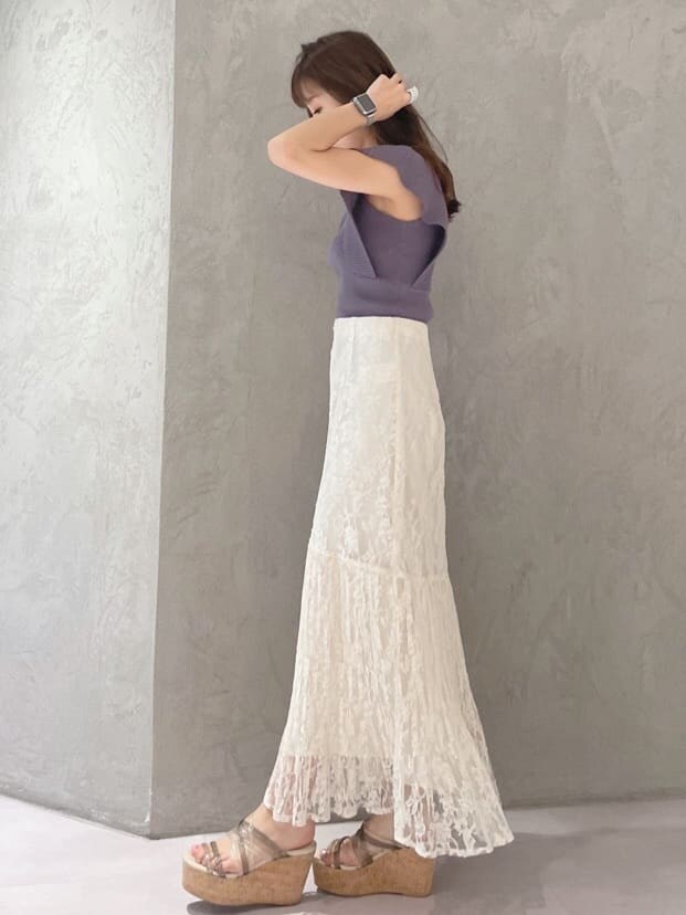 ホワイト系のスカート、グリーン系のサンダル、ブルー系のニット/セーターを着用したレディースの夏コーディネートの4枚目の写真