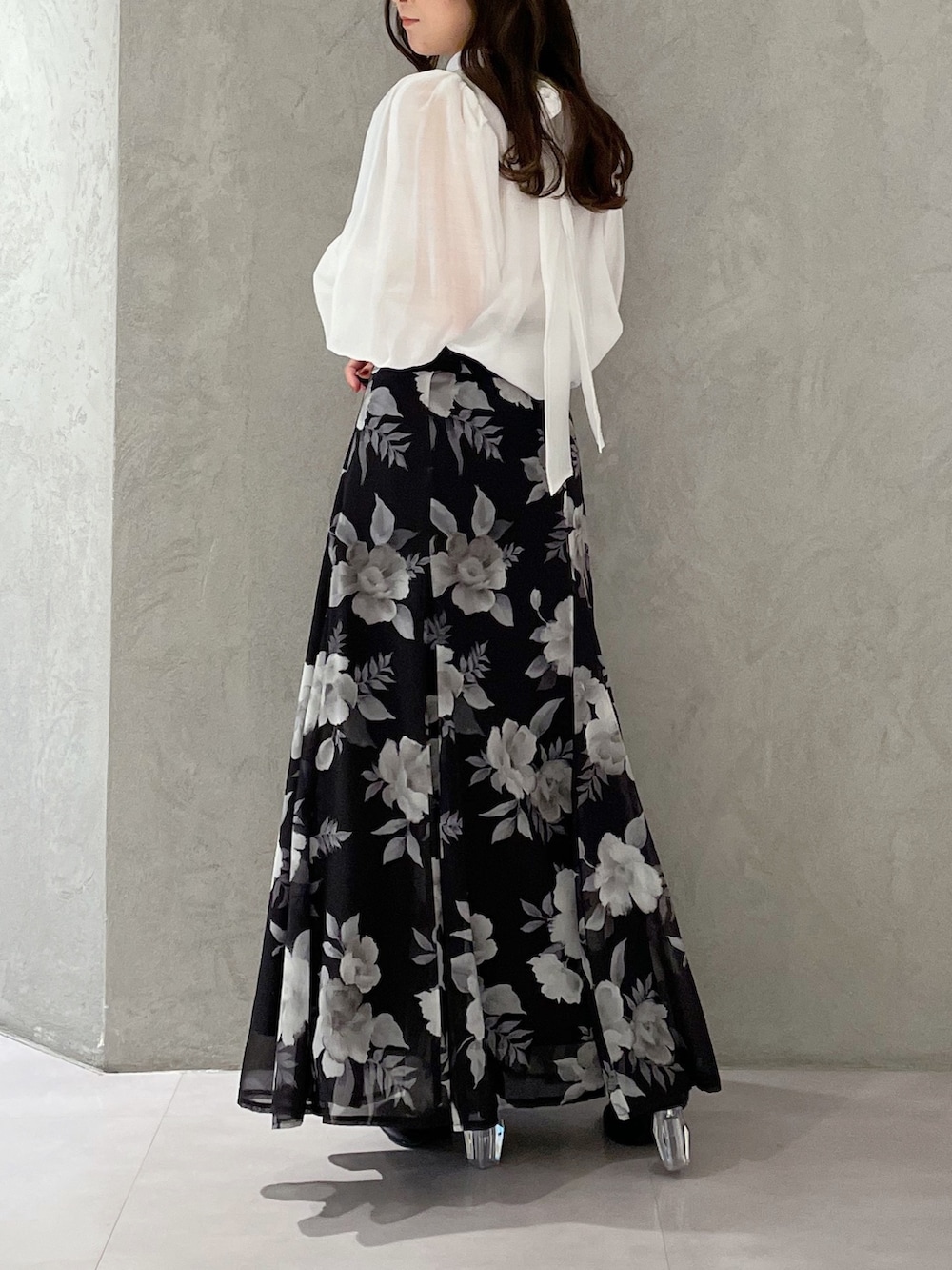 ブラック系のスカート、ホワイト系のシャツ/ブラウスを着用したレディースの冬コーディネートの4枚目の写真