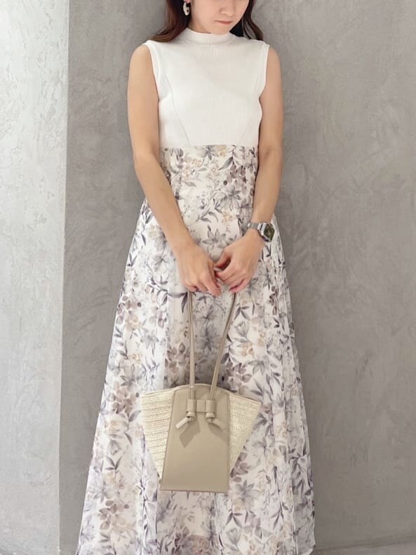 グリーン系のサンダル、ホワイト系のワンピース、シルバー系のピアス（両耳用）を着用したレディースの夏コーディネートの2枚目の写真