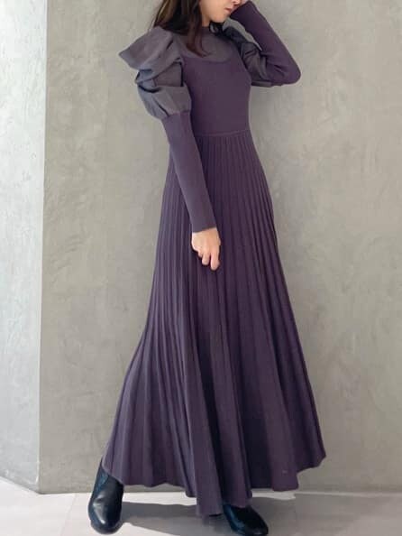 パープル系のワンピースを着用したレディースの秋コーディネートの4枚目の写真