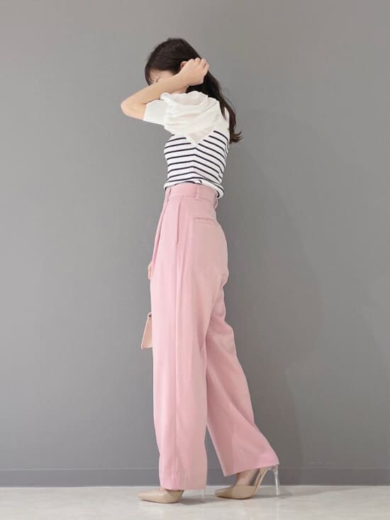 ベージュ系のパンプス、ピンク系のショルダーバッグ、ホワイト系のニット/セーターを着用したレディースの春コーディネートの6枚目の写真