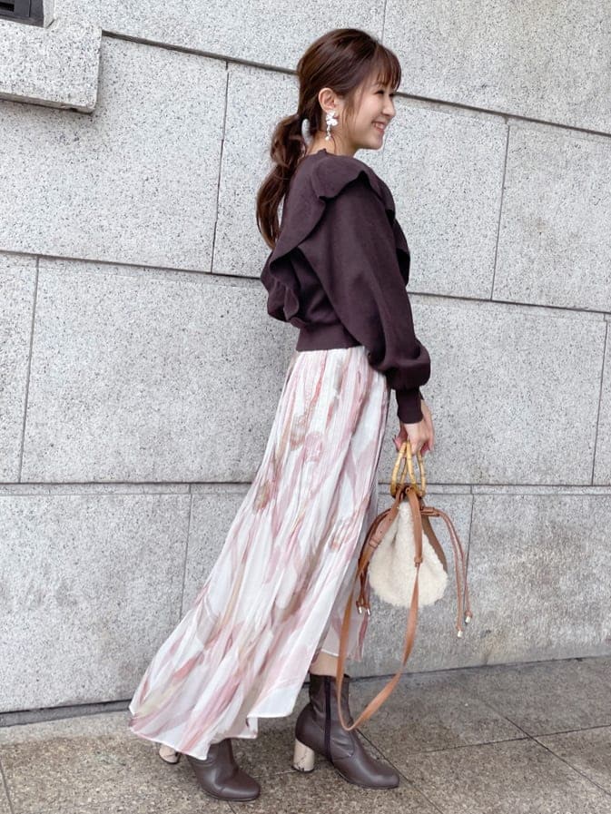 ブラウン系のその他シューズ、ピンク系のスカート、ブラウン系のハンドバッグを着用したレディースの秋コーディネートの6枚目の写真