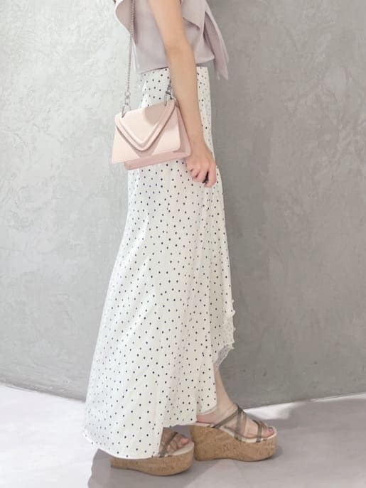 ピンク系のショルダーバッグ、グリーン系のサンダル、ピンク系のニット/セーターを着用したレディースの春コーディネートの6枚目の写真