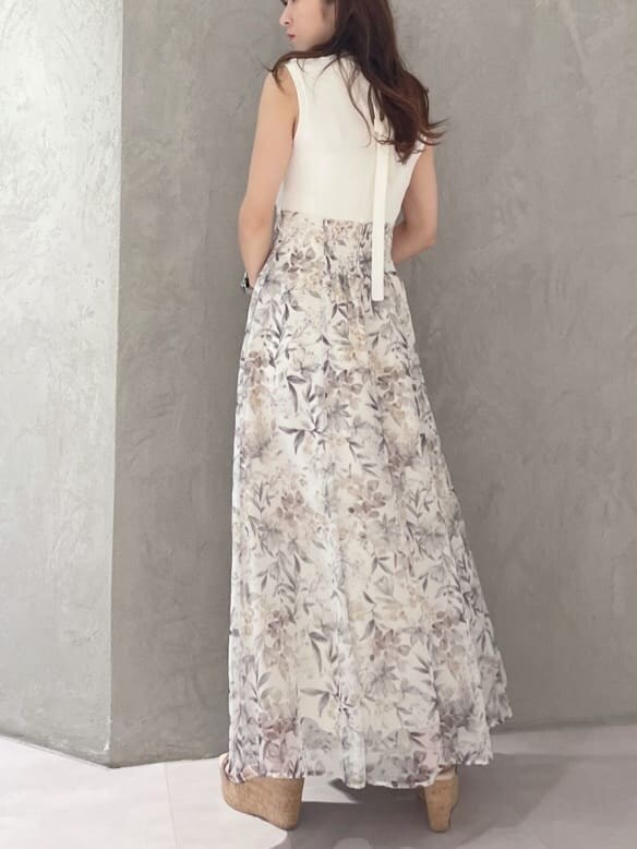 グリーン系のサンダル、ホワイト系のワンピース、シルバー系のピアス（両耳用）を着用したレディースの夏コーディネートの7枚目の写真