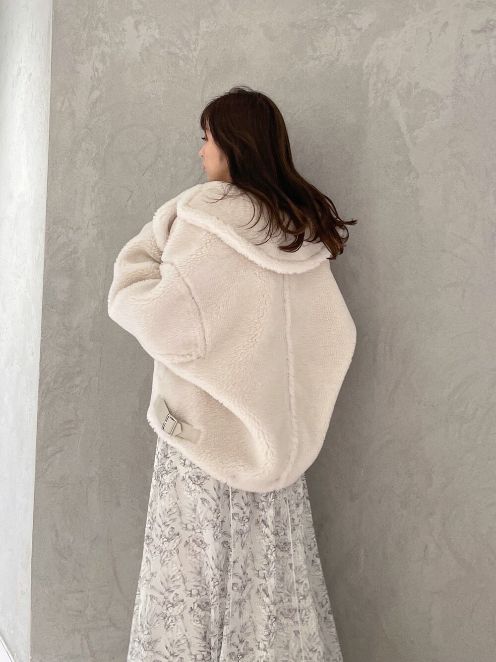 ホワイト系のワンピース、ホワイト系のその他アウター、ブラック系のブーツを着用したレディースの秋コーディネートの6枚目の写真