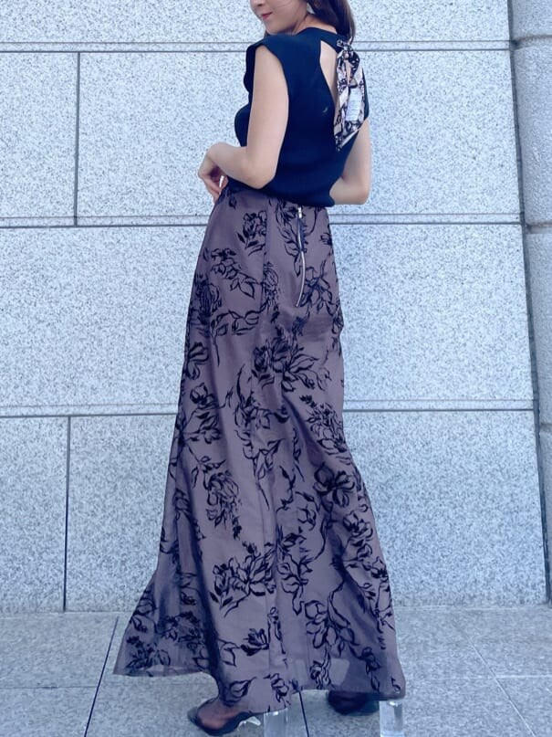 ブラック系のニット/セーター、ブラウン系のスカート、ブラック系のその他シューズを着用したレディースの夏コーディネートの5枚目の写真