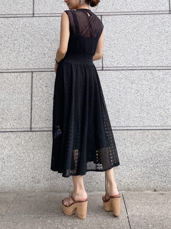 ベージュ系のサンダル、ブラック系のワンピースを着用したレディースの夏コーディネートの3枚目の写真