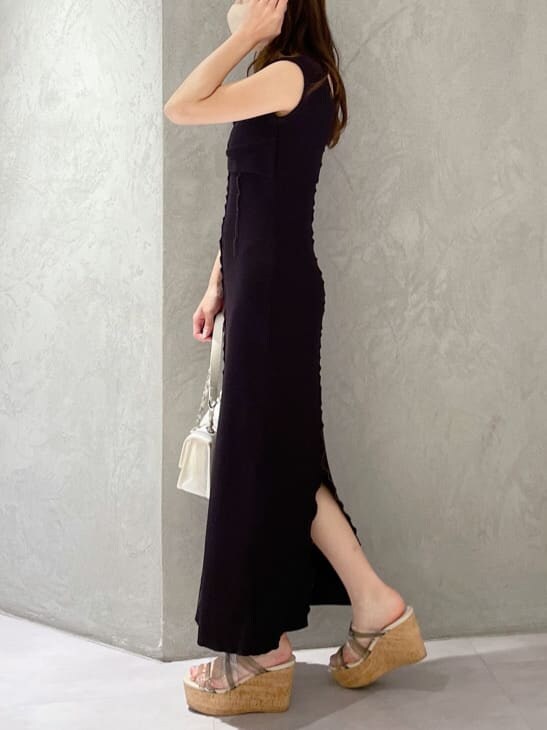 ブラック系のワンピース、ホワイト系のショルダーバッグ、グリーン系のサンダルを着用したレディースの春コーディネートの4枚目の写真