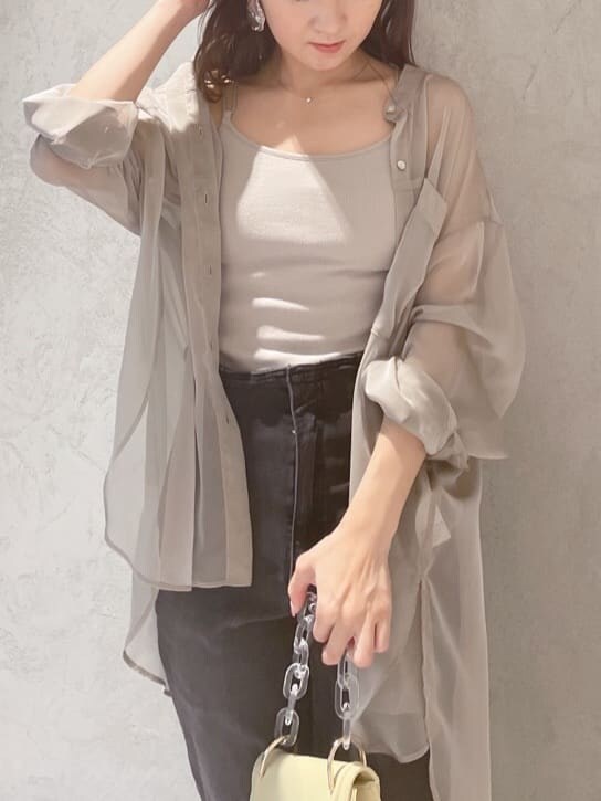 ブラック系のその他パンツ、ベージュ系のシャツ/ブラウス、グリーン系のサンダルを着用したレディースの春コーディネートの2枚目の写真