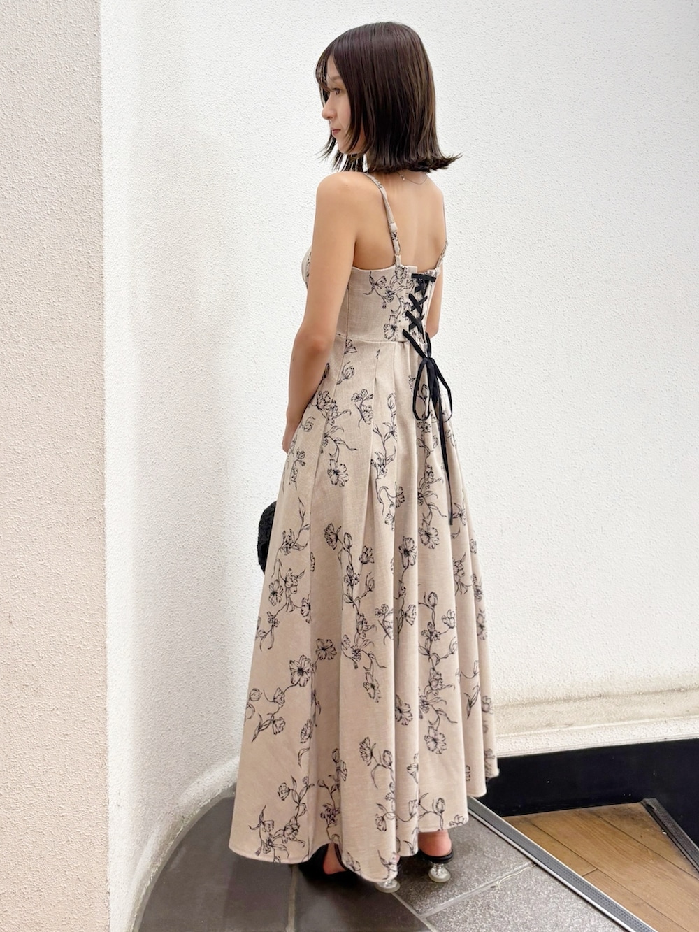 ベージュ系のワンピースを着用したレディースの夏コーディネートの8枚目の写真