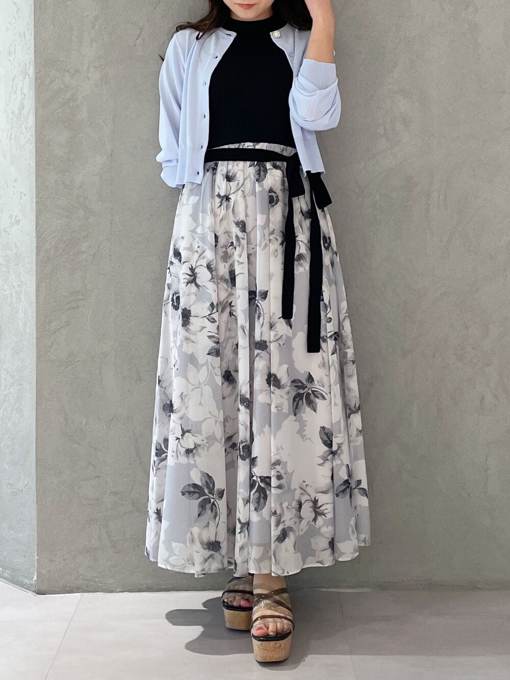 グレー系のワンピース、ブルー系のカーディガン/ボレロ、ブラック系のサンダルを着用したレディースの夏コーディネートの5枚目の写真