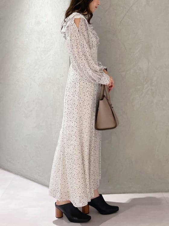 ブラウン系のハンドバッグ、ホワイト系のワンピース、ブラック系のサンダルを着用したレディースの夏コーディネートの3枚目の写真