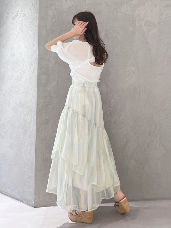 グリーン系のサンダル、グリーン系のスカート、ホワイト系のニット/セーターを着用したレディースの春コーディネートの4枚目の写真