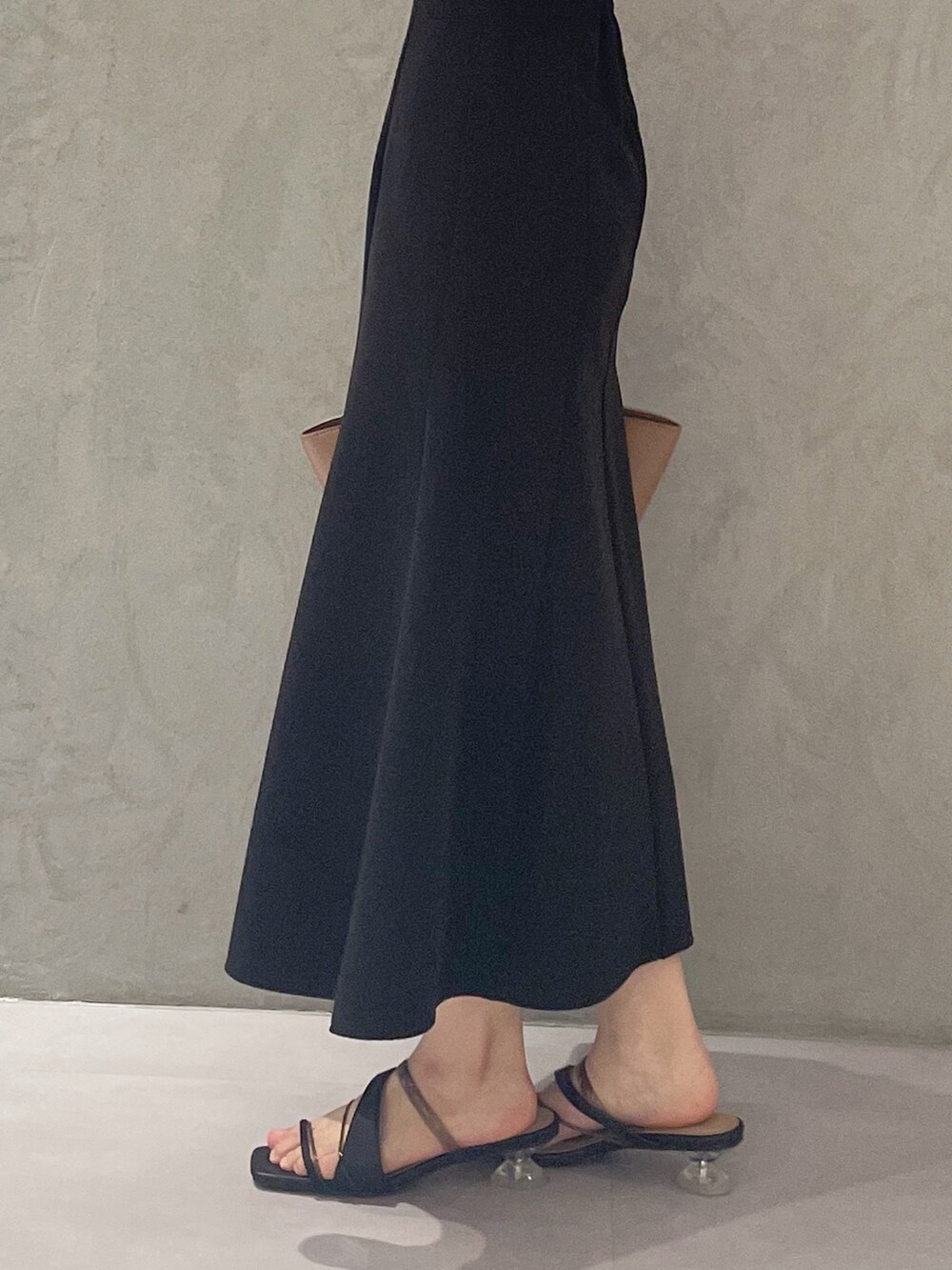 ブラック系のワンピース、ブラック系のサンダル、ブラウン系のトートバッグを着用したレディースの夏コーディネートの5枚目の写真