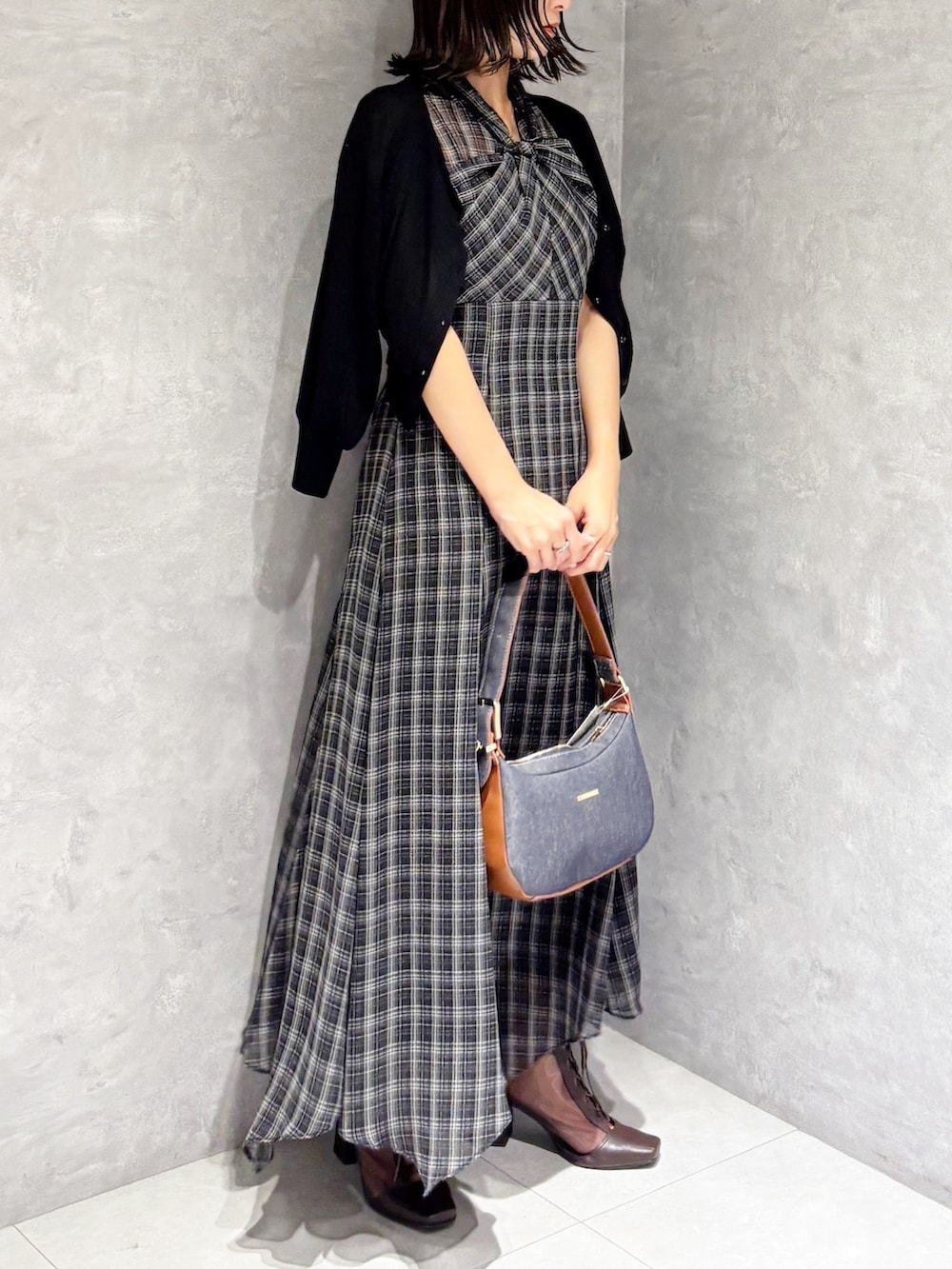 ブラック系のワンピース、ブラウン系のブーツ、ブラック系のカーディガン/ボレロを着用したレディースの夏コーディネートの5枚目の写真