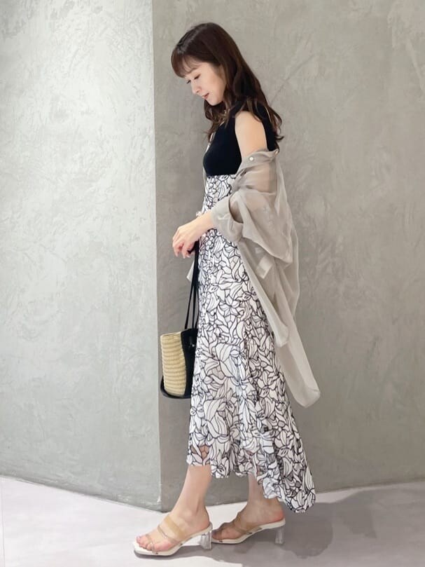 ベージュ系のサンダル、ブラック系のトートバッグ、ベージュ系のシャツ/ブラウスを着用したレディースの春コーディネートの7枚目の写真