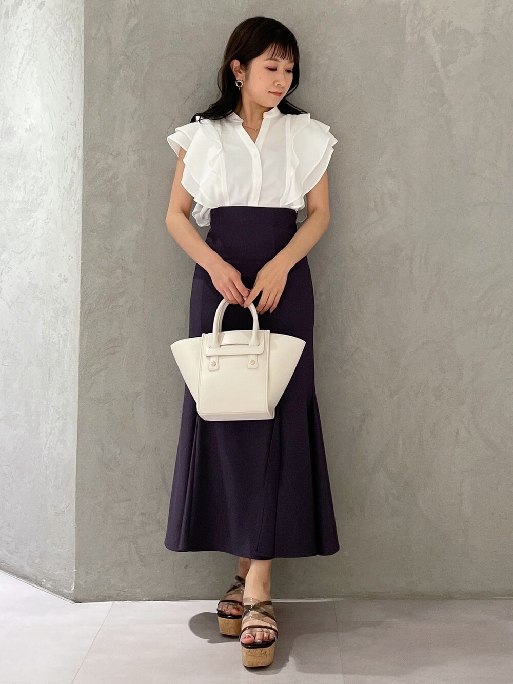 ブラック系のサンダル、ホワイト系のトートバッグ、ホワイト系のシャツ/ブラウスを着用したレディースの春コーディネートの7枚目の写真